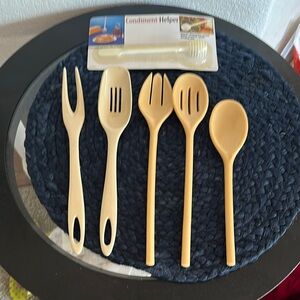 FINAL Price - $5- Beige Kitchen Utensil Set LOT of 6